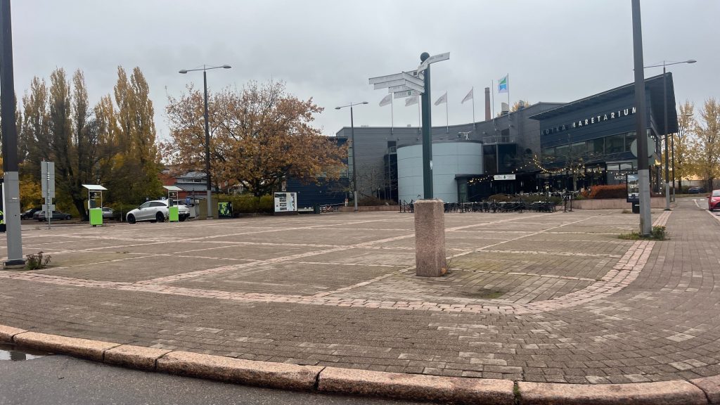 Kotkan Sapokan torille on jätetty poikkeamislupahakemus ympärivuotisesta saunasta. Torialueelle rakennettaisiin modulaarinen kokonaisuus, johon kuuluu sauna, pukeutumis- ja peseytymistilat, baari terasseineen sekä kaksi ulkoallasta.